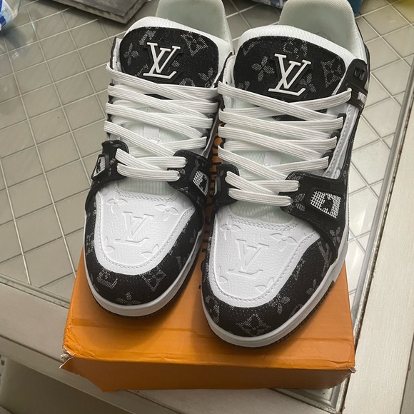 Louis Vuitton trainers - Picture 6 of 9